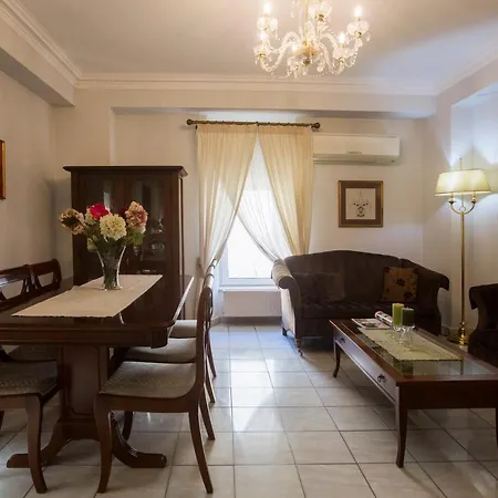 Stylish Old Town Apartman